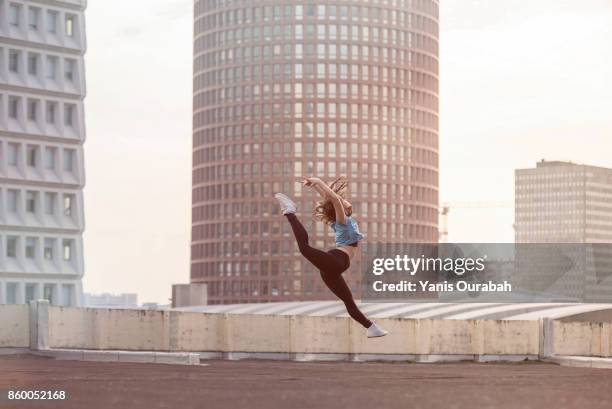 female ballet dancer dancing on a rooftop in lyon, france - ginástica de solo - fotografias e filmes do acervo