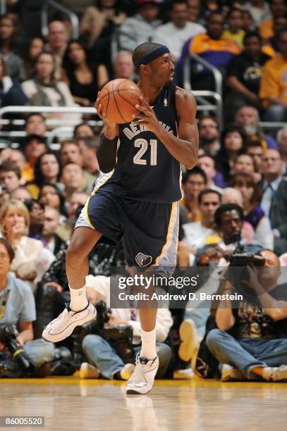 Hakim Warrick of the Memphis Grizzlies moves the ball to the basket during the game against the Los Angeles Lakers on April 12, 2009 at Staples...