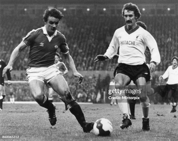 Manchester UNited 0-0 Liverpool, Division One League match at Old Trafford, Friday 26th December 1980. Terry McDermott in action.