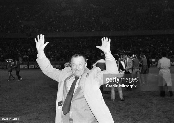 European Cup Final at the Parc Des Princes in Paris, France, Liverpool 1 v Real Madrid 0, Triumphant Liverpool manager Bob Paisley takes the applause...