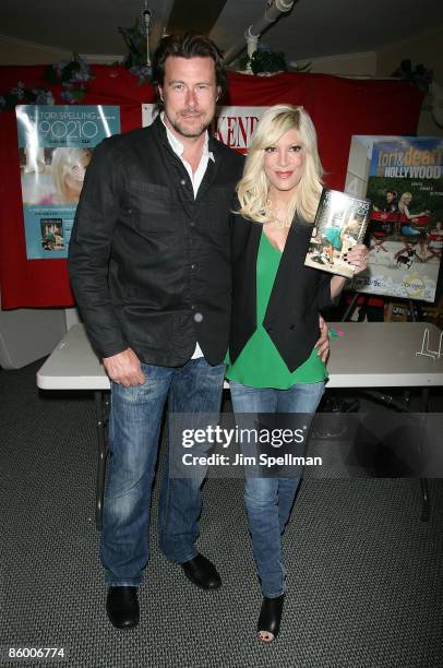 Dean McDermott and Tori Spelling promote "Mommywood" at Bookends on April 16, 2009 in Ridgewood, New Jersey.