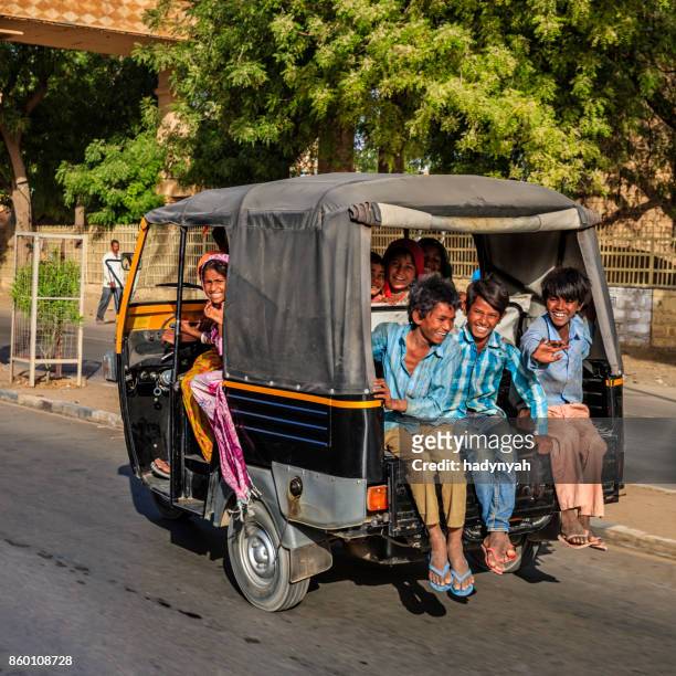 groep gelukkige gypsy indiase kinderen rijden tuk-tuk, india - rajasthani youth stockfoto's en -beelden