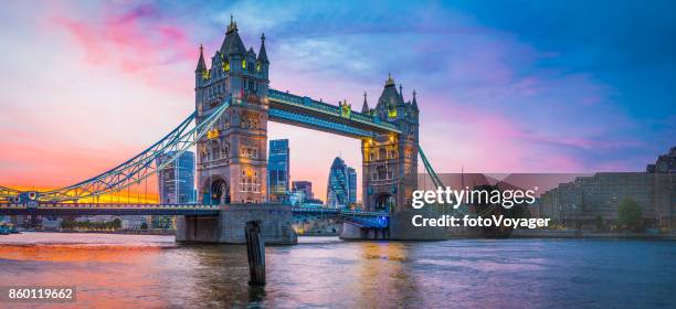 london tower bridge river thames stadt wolkenkratzer beleuchtet sonnenuntergang panorama - vereinigtes königreich stock-fotos und bilder