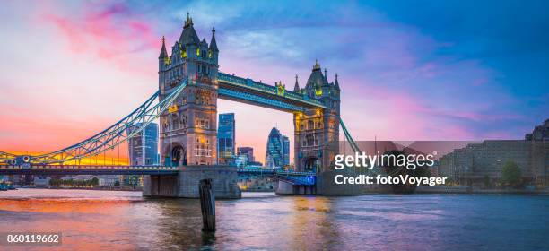 london tower bridge river thames city skyscrapers illuminated sunset panorama - londres inglaterra imagens e fotografias de stock