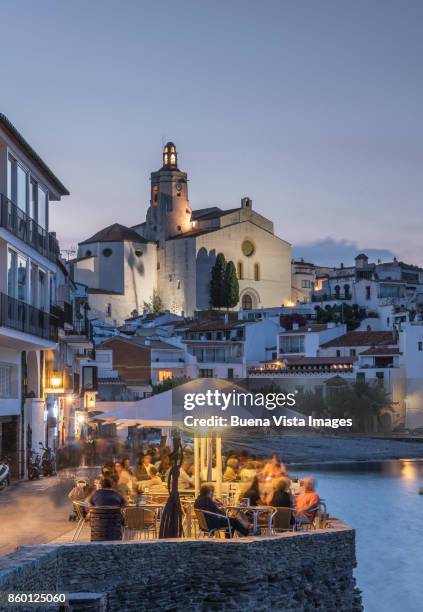 white houses at night in a mediterranean village - cadaqués stockfoto's en -beelden