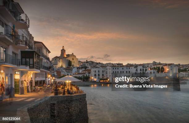 white houses at night in a mediterranean village - provincie barcelona stockfoto's en -beelden