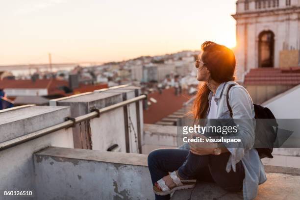 godersi il tramonto a lisbona - sud europeo foto e immagini stock