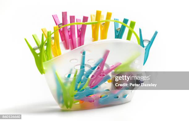 clothes peg basket - wasknijper stockfoto's en -beelden