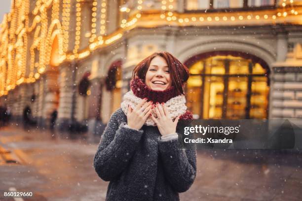 mujer en la calle decorado para la navidad - christmas eve in russia fotografías e imágenes de stock