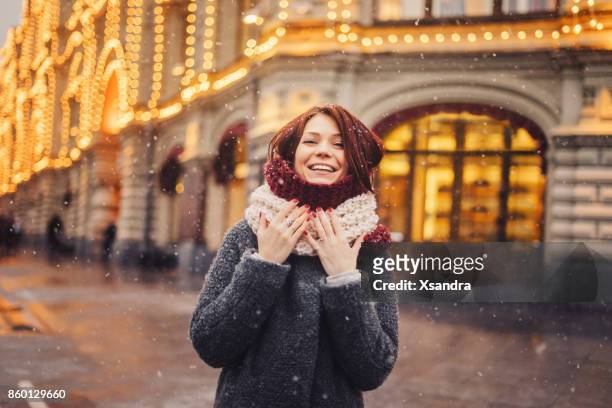 vrouw op straat ingericht voor kerstmis - christmas scenes stockfoto's en -beelden