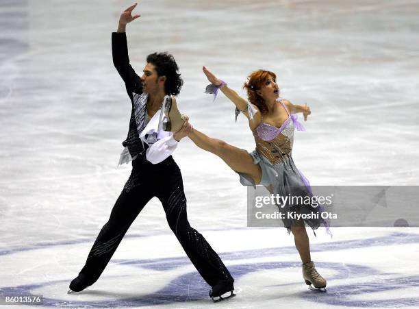 Jana Khokhlova and Sergei Novitski of Russia compete in the Ice Dancing Free Dance during the ISU World Team Trophy 2009 Day 2 at Yoyogi National...