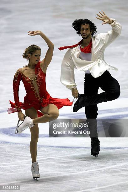 Tanith Belbin and Benjamin Agosto of the USA compete in the Ice Dancing Free Dance during the ISU World Team Trophy 2009 Day 2 at Yoyogi National...