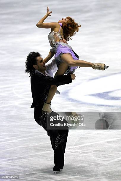 Jana Khokhlova and Sergei Novitski of Russia compete in the Ice Dancing Free Dance during the ISU World Team Trophy 2009 Day 2 at Yoyogi National...