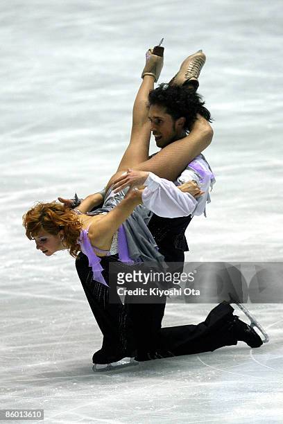 Jana Khokhlova and Sergei Novitski of Russia compete in the Ice Dancing Free Dance during the ISU World Team Trophy 2009 Day 2 at Yoyogi National...