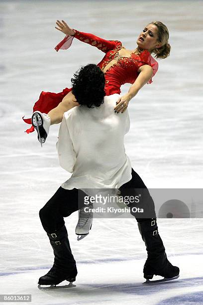 Tanith Belbin and Benjamin Agosto of the USA compete in the Ice Dancing Free Dance during the ISU World Team Trophy 2009 Day 2 at Yoyogi National...