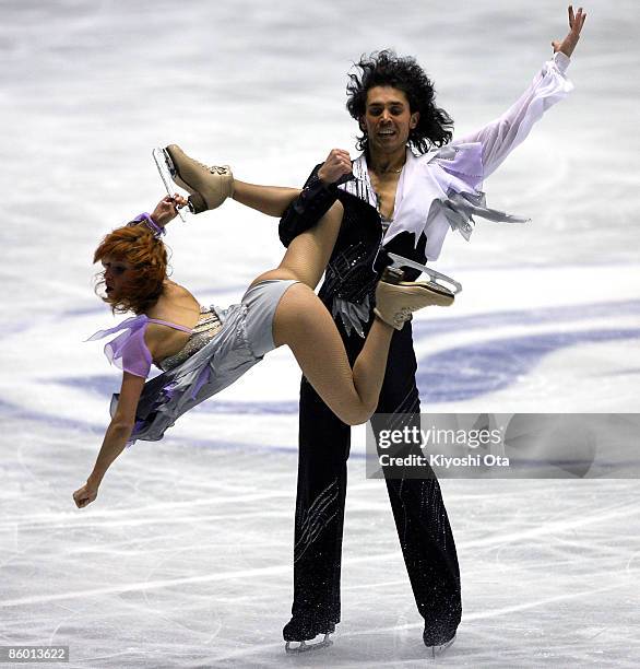 Jana Khokhlova and Sergei Novitski of Russia compete in the Ice Dancing Free Dance during the ISU World Team Trophy 2009 Day 2 at Yoyogi National...