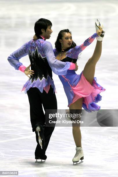 Huang Xintong and Zheng Xun of China compete in the Ice Dancing Free Dance during the ISU World Team Trophy 2009 Day 2 at Yoyogi National Gymnasium...