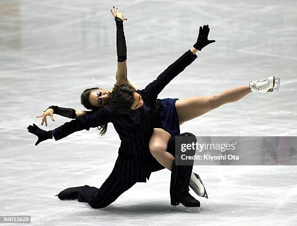 Cathy Reed and Chris Reed of Japan compete in the Ice Dancing Free Dance during the ISU World Team Trophy 2009 Day 2 at Yoyogi National Gymnasium on...