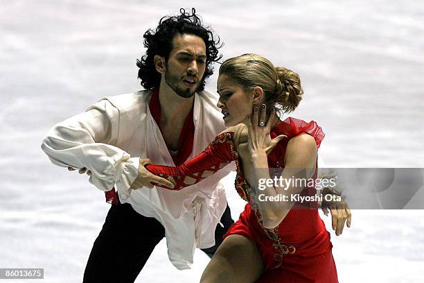 Tanith Belbin and Benjamin Agosto of the USA compete in the Ice Dancing Free Dance during the ISU World Team Trophy 2009 Day 2 at Yoyogi National...