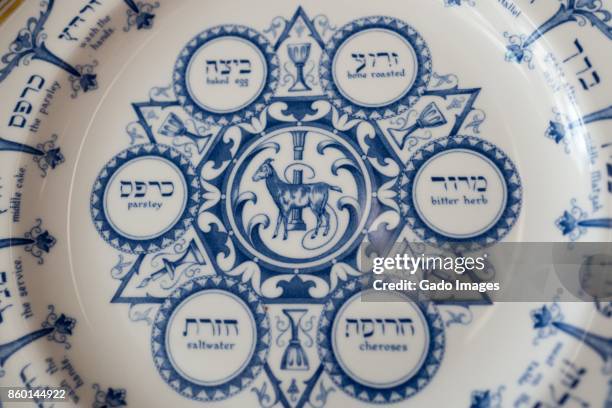 passover plate - seder plate stock pictures, royalty-free photos & images