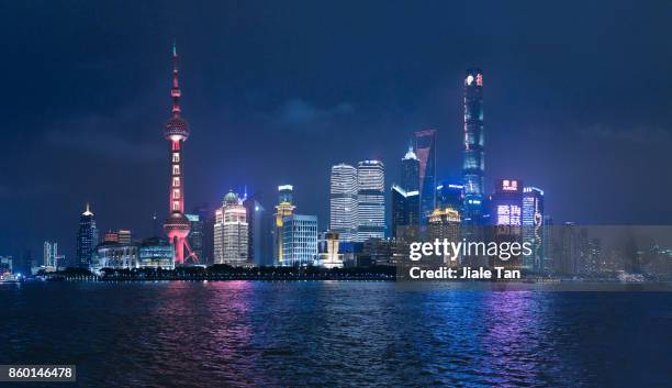 shanghai cbd skyline at night - urban sprawl ストックフォ�トと画像