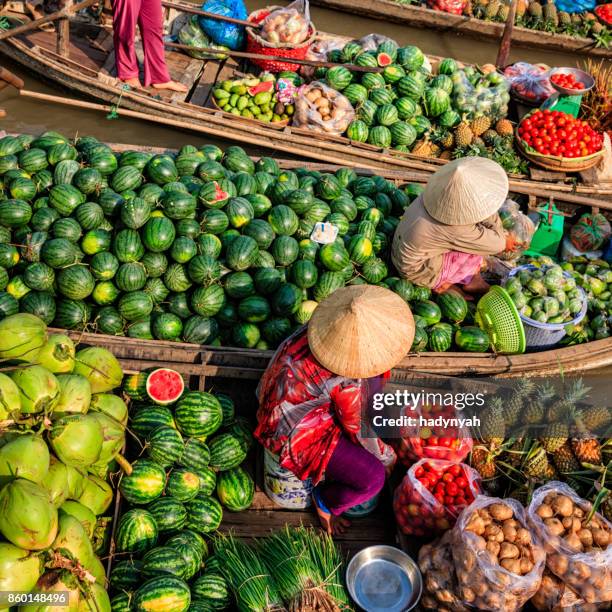 vietnamesische frauen verkaufen obst auf schwimmenden markt, mekong-fluss-delta, vietnam - vietnamese food stock-fotos und bilder