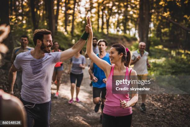 geef me high-five, geweldige race! - 10000 meter stockfoto's en -beelden