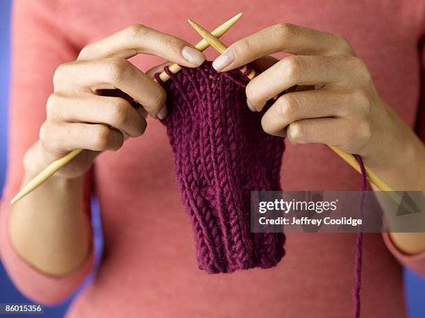 woman knitting - masche stock-fotos und bilder