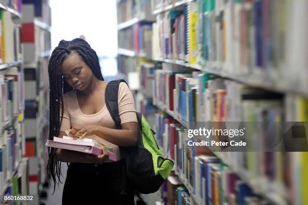 female student in library - library　woman stockfoto's en -beelden