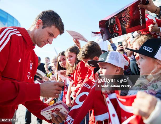 Thomas Mueller of Bayern Muenchen signs autographs for fans during the FC Bayern Muenchen New Car Handover at the Audi Forum on October 11, 2017 in...