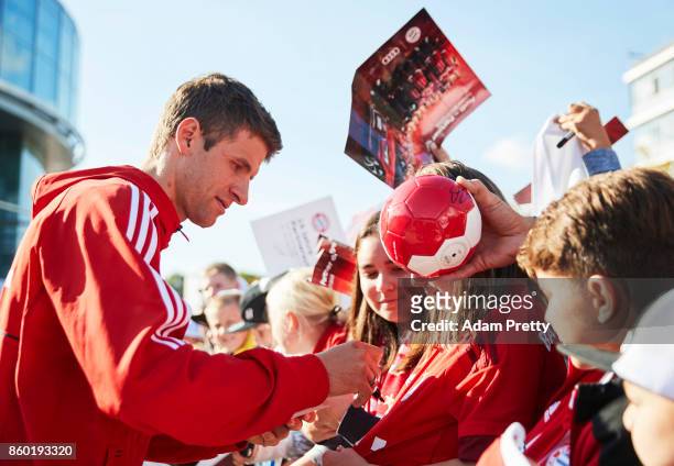 Thomas Mueller of Bayern Muenchen signs autographs for fans during the FC Bayern Muenchen New Car Handover at the Audi Forum on October 11, 2017 in...