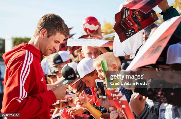 Thomas Mueller of Bayern Muenchen signs autographs for fans during the FC Bayern Muenchen New Car Handover at the Audi Forum on October 11, 2017 in...