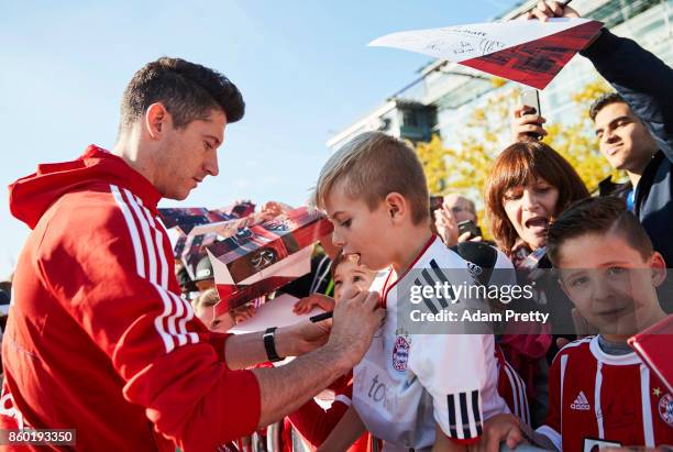 Robert Lewandowski of Bayern Muenchen signs autographs for fans during the FC Bayern Muenchen New Car Handover at the Audi Forum on October 11, 2017...