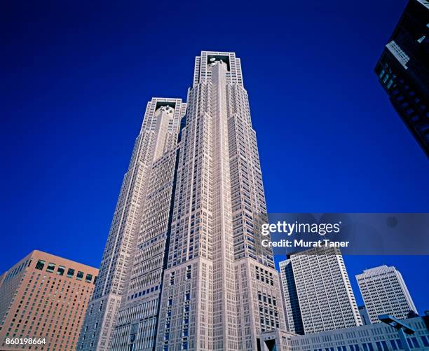 tokyo metropolitan government building (tocho) - regierungsgebäude der präfektur tokio stock-fotos und bilder