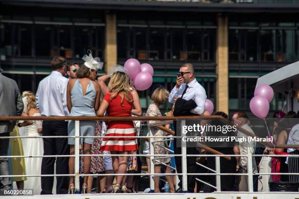 diverse wedding - hochzeit schiff reling stock-fotos und bilder