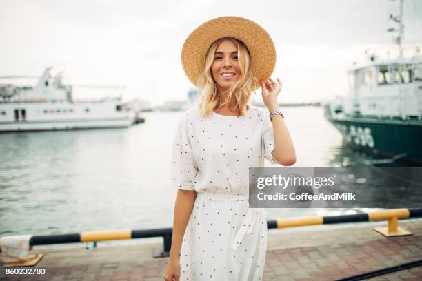 mujer en la marina - sombrero mujer fotografías e imágenes de stock