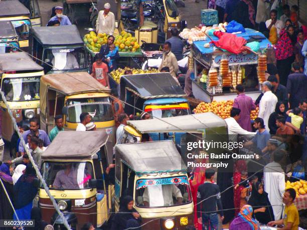 streets of karachi - commuter benefits stock pictures, royalty-free photos & images