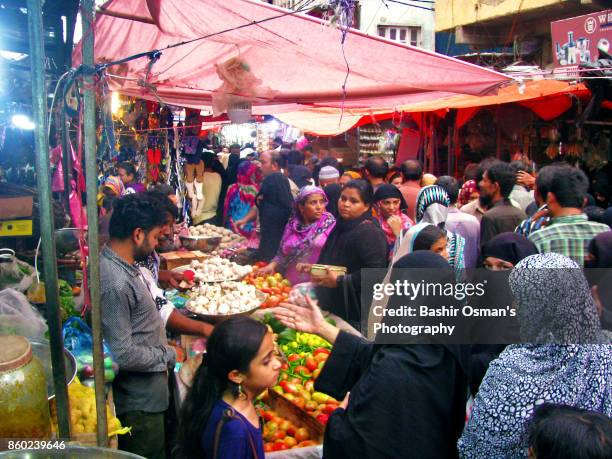 streets of karachi - commuter benefits stock pictures, royalty-free photos & images