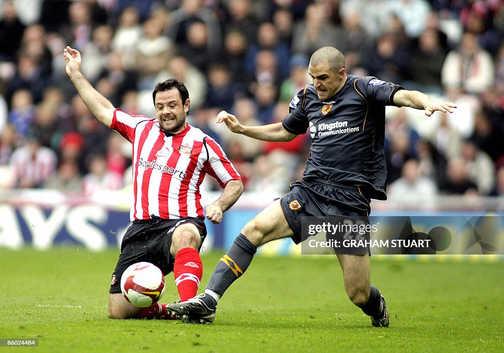 Sunderland's Andy Reid (L) vies with Hul