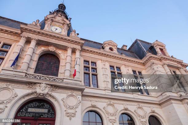 poitiers city hall at sunset - poitiers photos et images de collection