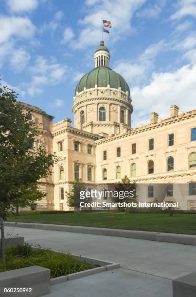 indiana state capitol building dome with us flag on top in downtown indianapolis, indiana state, usa - indianapolis skyline stockfoto's en -beelden