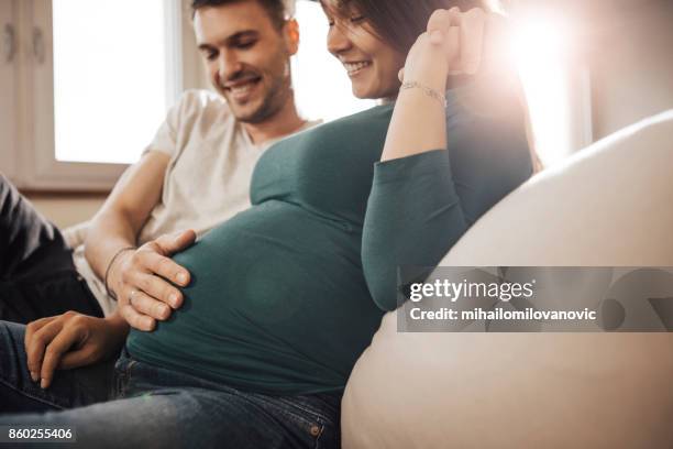 felices padres a - baby touching belly fotografías e imágenes de stock