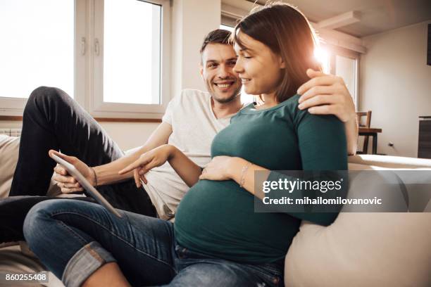 husband and wife networking - pregant woman and husband stock pictures, royalty-free photos & images