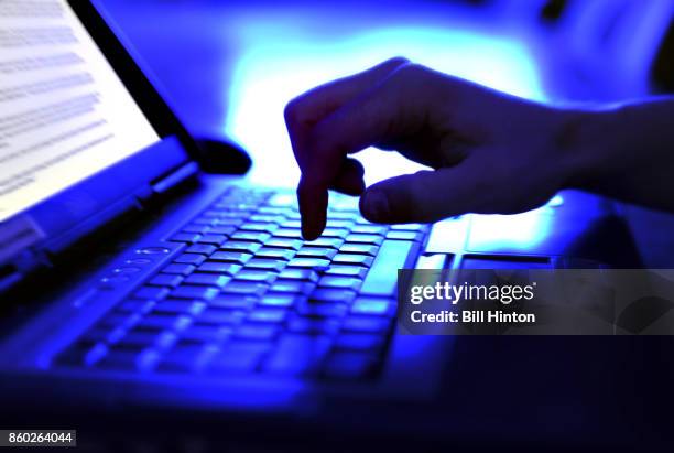 cyber attacks - nicht erkennbare person stock-fotos und bilder