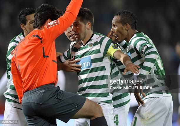 Sporting CP´s players Vanderlei Silva "Derlei" Joao Moutinho and Brazilian Liedson Muniz argue with referee Bruno Paixao during their Portuguese...