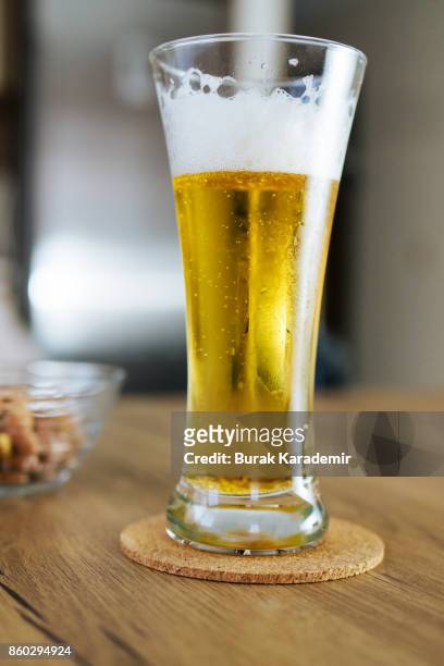 refreshing summer pint of beer - cidre photos et images de collection