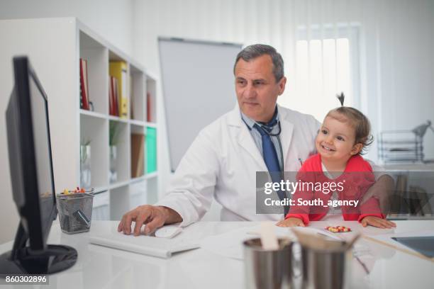 small girl at doktor's - doktor stock pictures, royalty-free photos & images