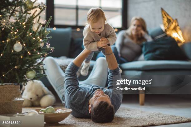 gostamos de jogar juntos - winter family - fotografias e filmes do acervo