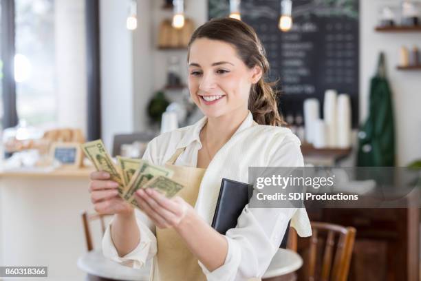 la cameriera felice �è contenta dopo aver ricevuto un grande consiglio - busta paga foto e immagini stock