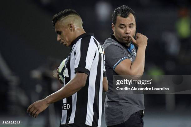 Jair Ventura, head coachÂ of Botafogo talks with Rodrigo Lindoso during the match between Botafogo and Chapecoense as part of Brasileirao Series A...